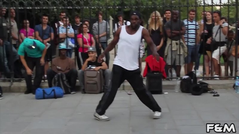 Танцующий чернокожий. Негр танцор. Негр круто танцует. Афроамериканцы танцуют в клипе. Нигеры танцуют на улице.