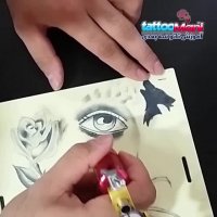 خالکوبی چشم روی پوست مصنوعی